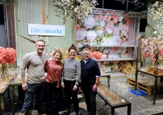 Wouter Engelbarts, Liselotte Westerman, Marleen Engelbarter en Karel Westerman tonen de producten van Glassworks by Decomarkt.